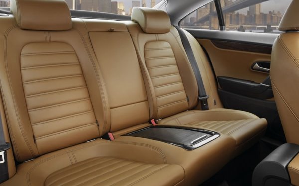 Passat CC има 4 места.